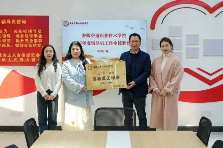 一、当工作室成了“挂牌仪式”