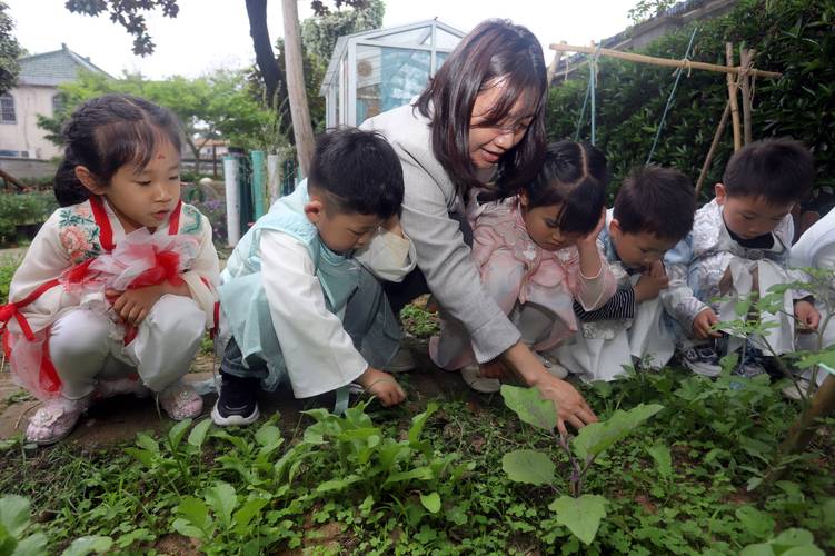小学生种植园集体劳动快乐笑脸