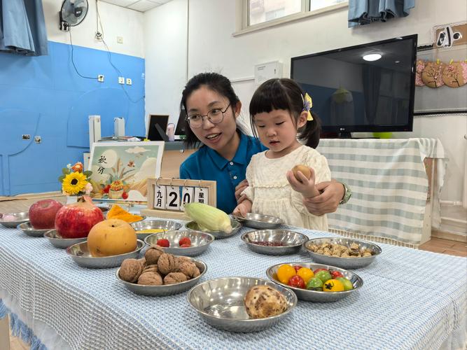 亲子家庭晚餐后孩子整理知识便利贴场景
