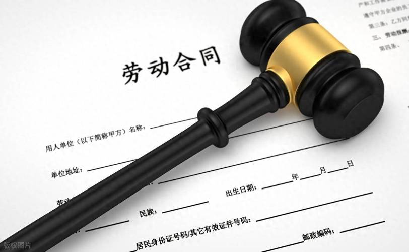 打工人签署离职竞业限制协议现场照