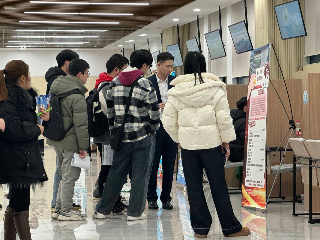 大学校园应届毕业生双选招聘会现场