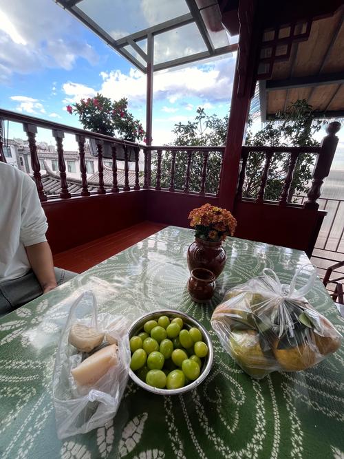 餐后半小时拎果篮散步场景