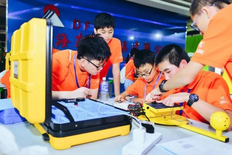 中学生参加技能学习夏令营