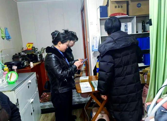 消费者手持虚假宣传保健品维权沟通场景