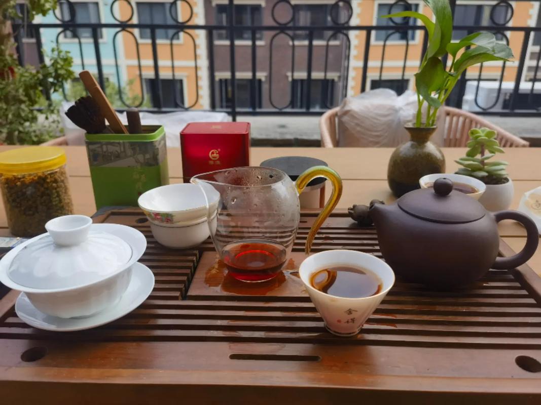 中老年做家务间隙阳台喝茶休息