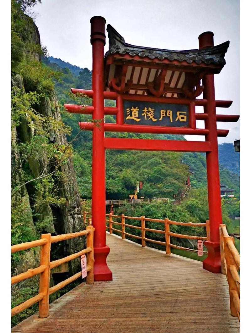 秦岭褒斜古道石门栈道遗址山林环境实景