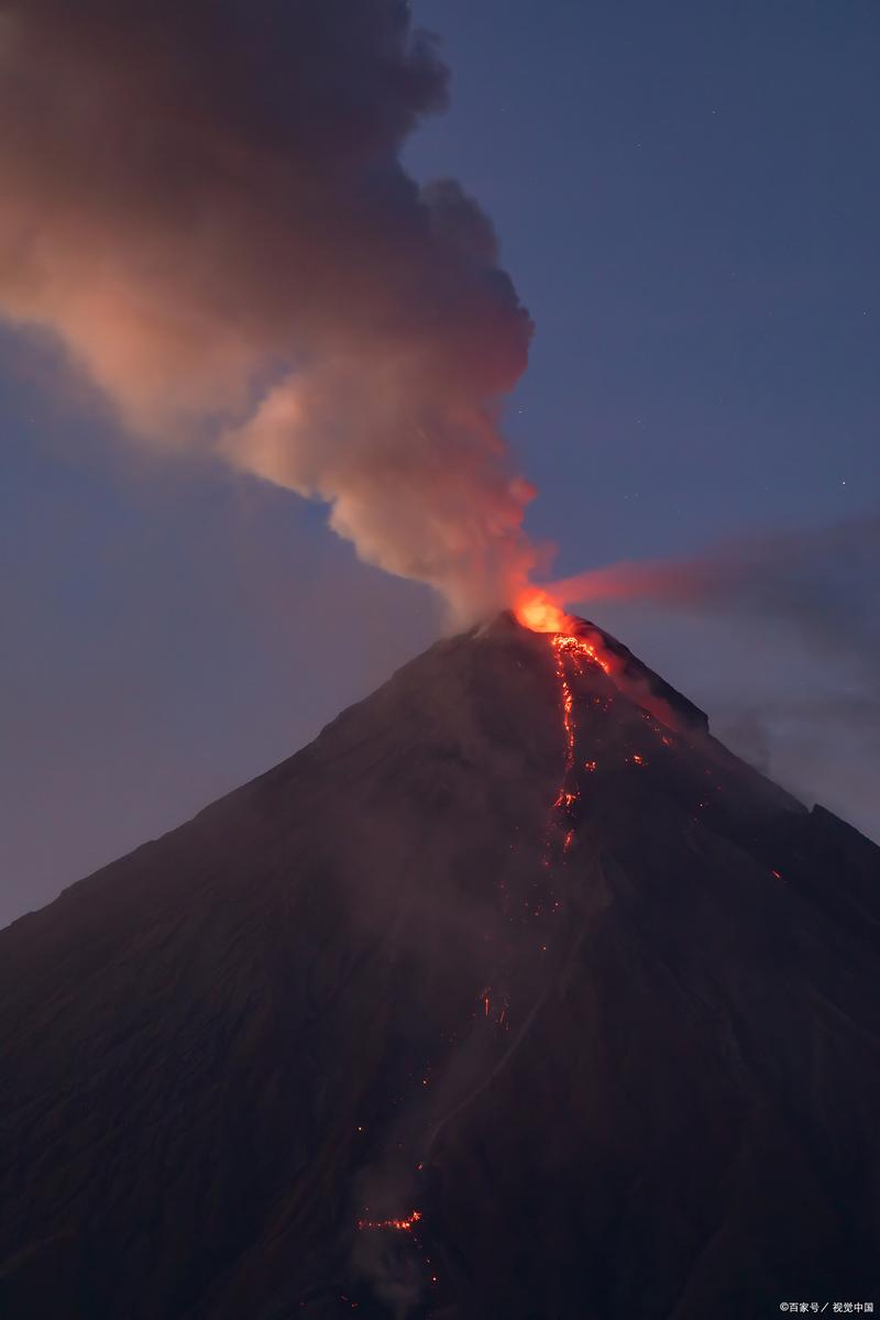 夏威夷基拉韦厄火山熔岩流入海蒸汽氤氲场景