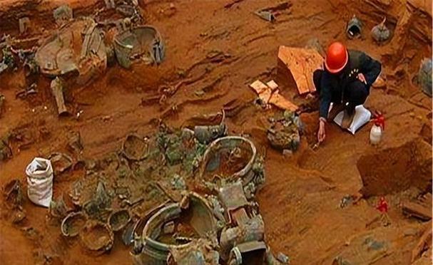 盗墓出土文物黑市地下交易现场