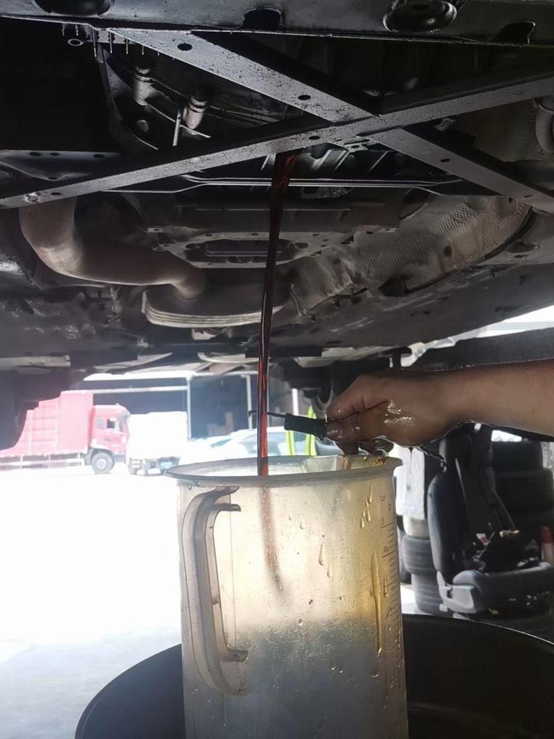 汽修厂更换下来发黑的自动变速箱旧油