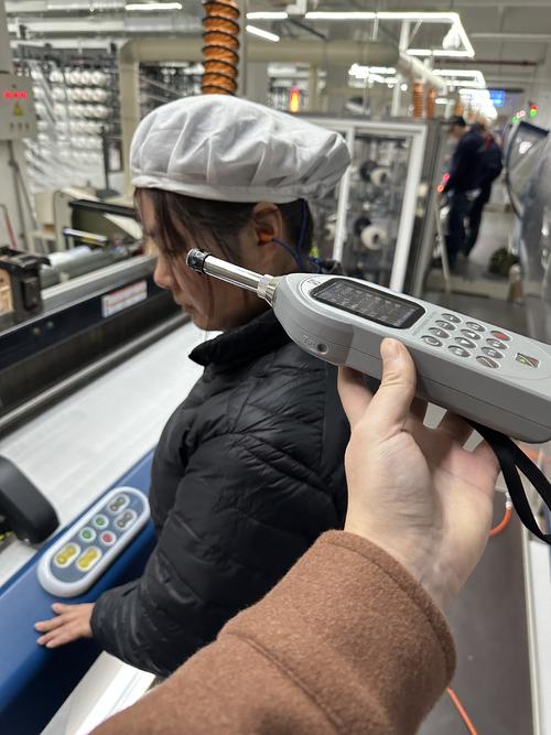 工厂车间手持噪音计测量现场
