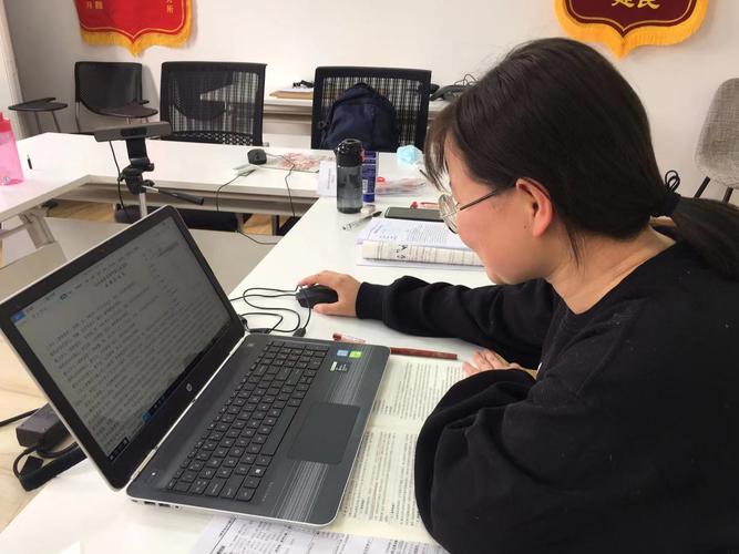 律所实习生桌面堆裁判文书