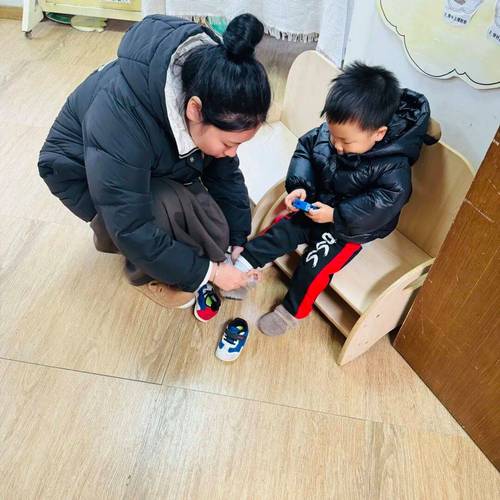 孩子自己穿鞋,独立轻松育儿场景