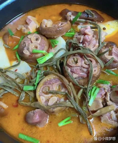 南漳城关镇粗陶碗装的腊猪蹄炖魔芋豆腐