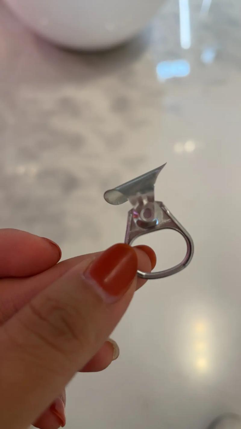 婚礼上新人用易拉罐拉环代替戒指的特写