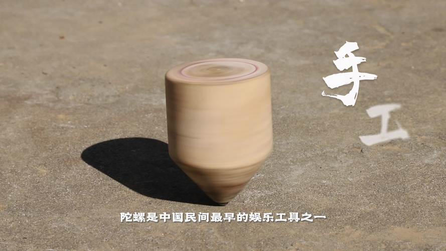 老手艺人手工削制木陀螺的特写