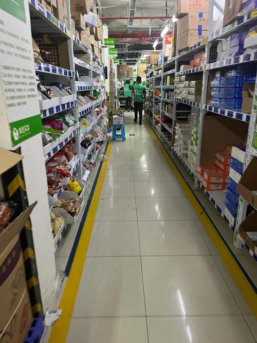 电商仓库拣货通道人员通行实景