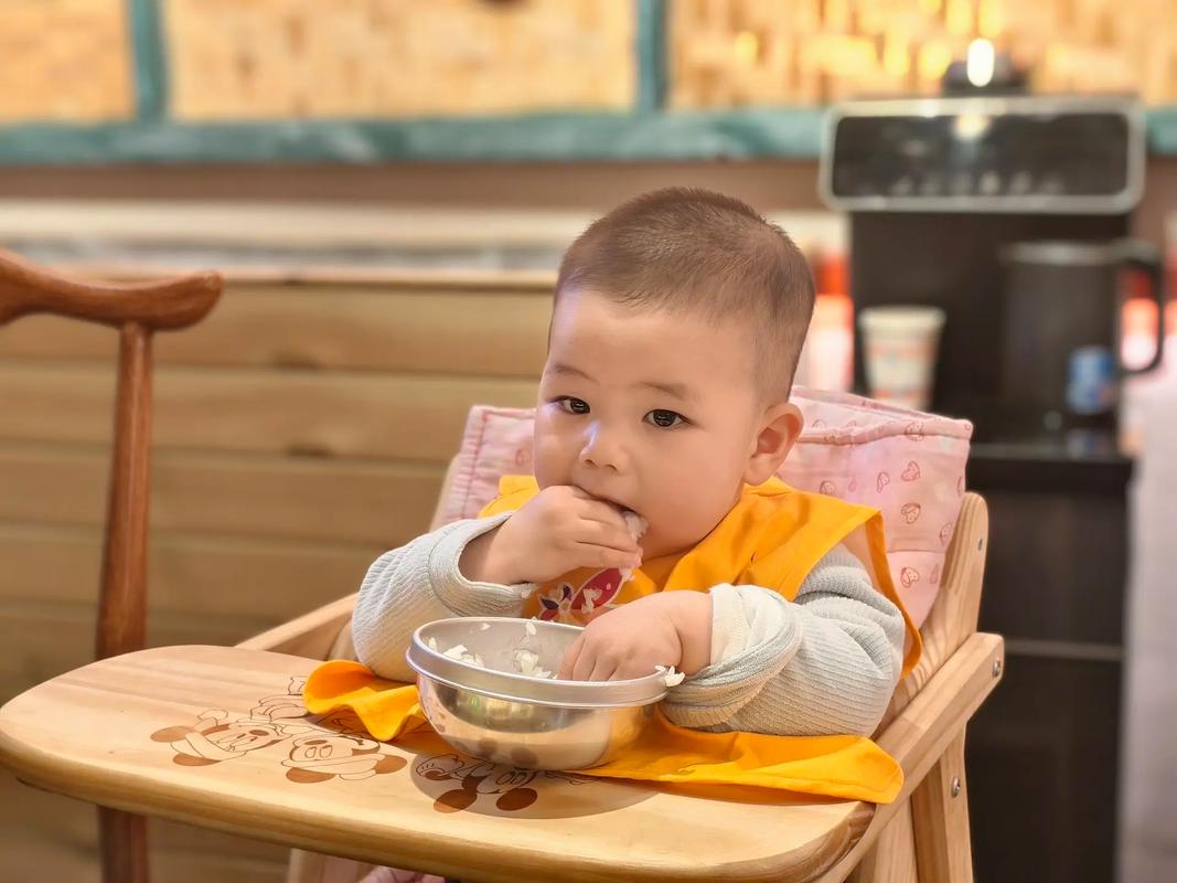 幼儿自主进食快乐专注的正面场景