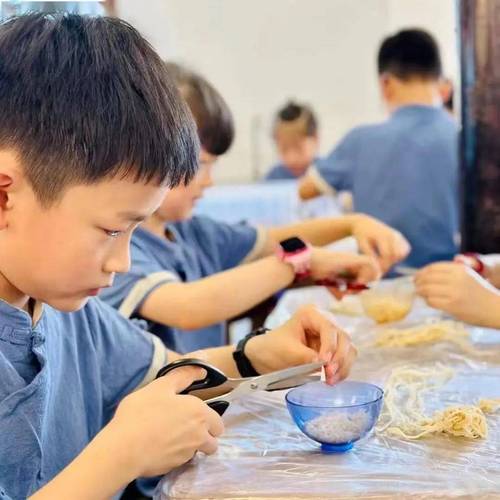 爸爸为孩子制作历史桌游的场景