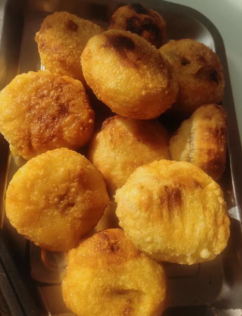南漳农家宴席刚出锅的油炸鸡蛋糕