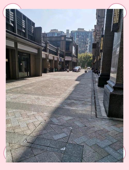 老旧社区沿街空置商铺实拍