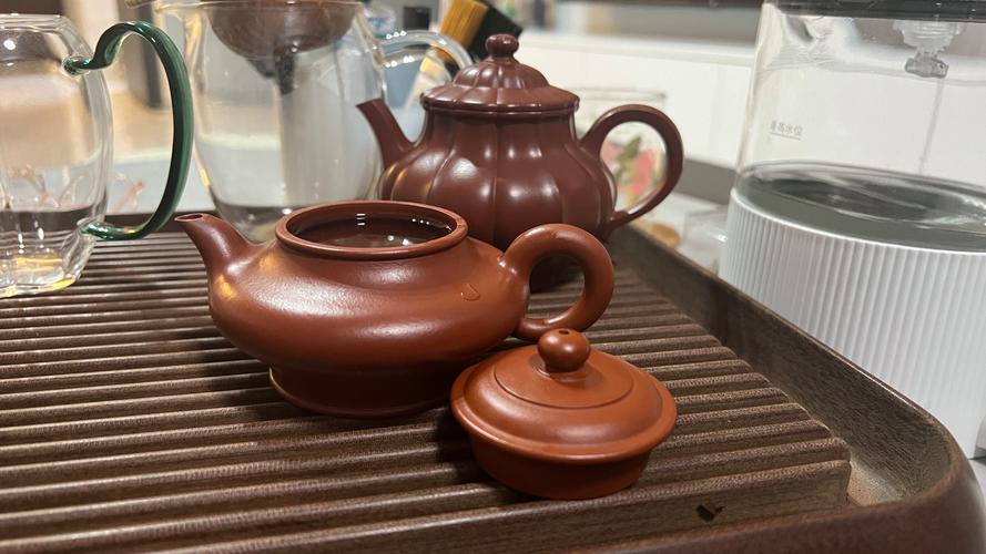 木质桌面上的手冲咖啡壶与朱泥小茶壶