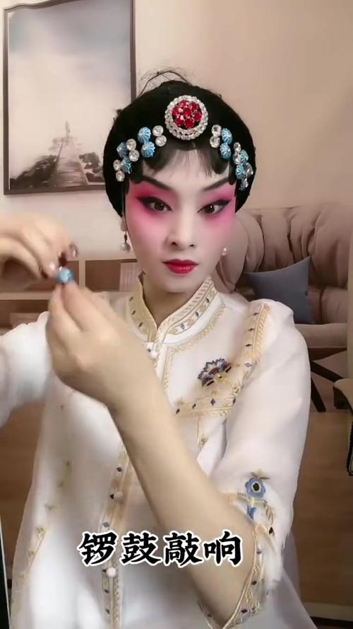 昆曲演员后台包头上妆场景
