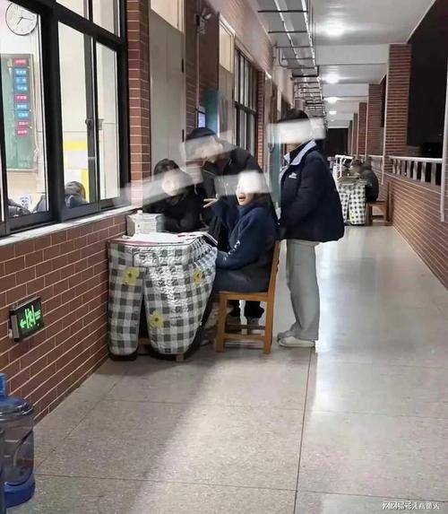 中学教室走廊教师靠栏杆改作业场景