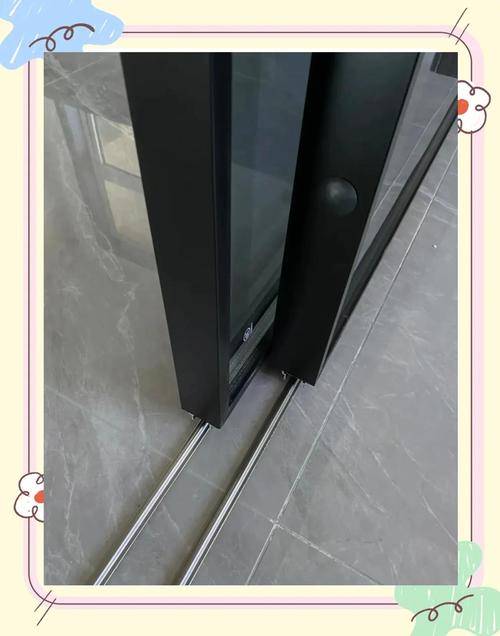 推拉门衣柜铝合金轨道细节特写