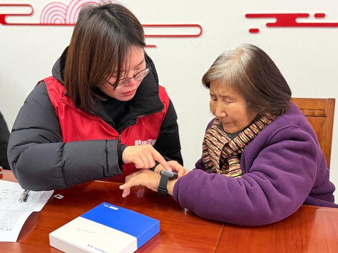 女儿帮老人操作手机挂号日常照片