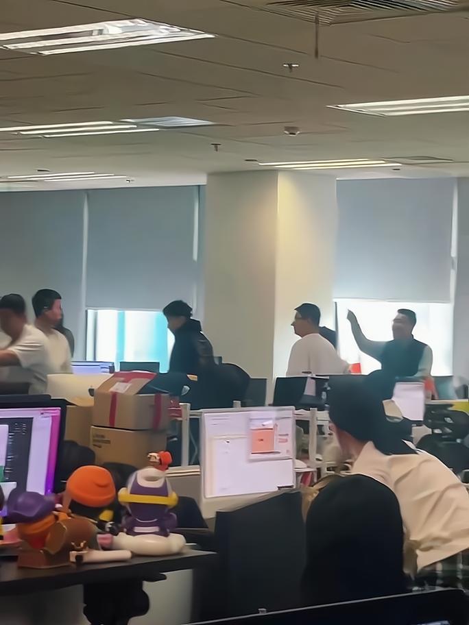 办公室主管抢着替下属拍板解决问题的真实场景