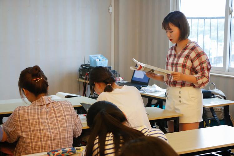 中学生撰写留学CV的辅导场景