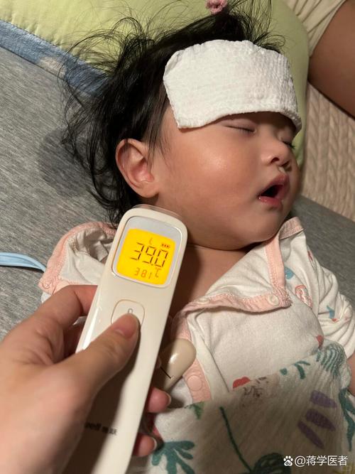 三个月发烧婴儿趴在妈妈怀里出汗场景