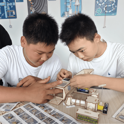 青少年在夏令营中合作搭建科学模型