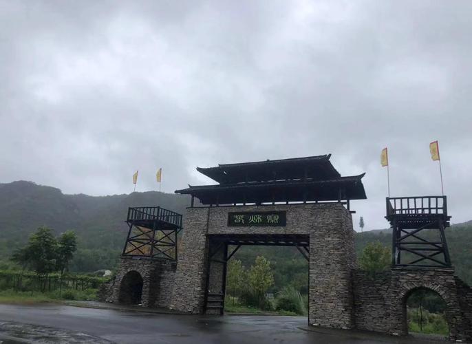 湖北南漳春秋寨山脊古石寨全景