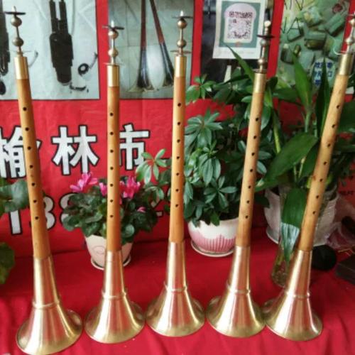 陕北唢呐老艺人手中包浆的柏木唢呐杆