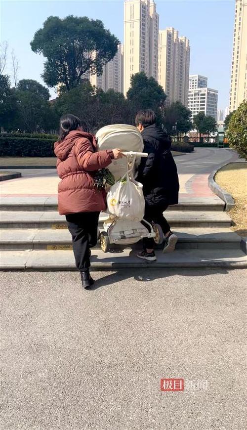小区无障碍坡道上小孩推玩具车的日常场景