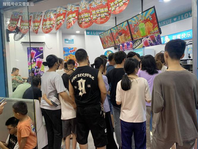 奶茶店门口顾客肖像宣传海报场景