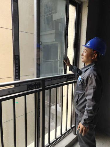 楼梯护栏安全高度验收实测现场图