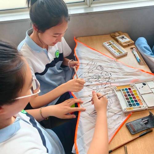 学生参与校本课程风筝制作实践