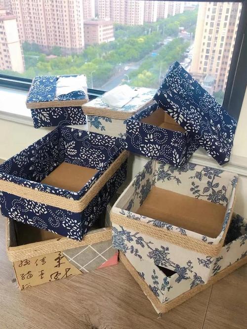 客厅角落堆放的未拆封手工DIY材料箱