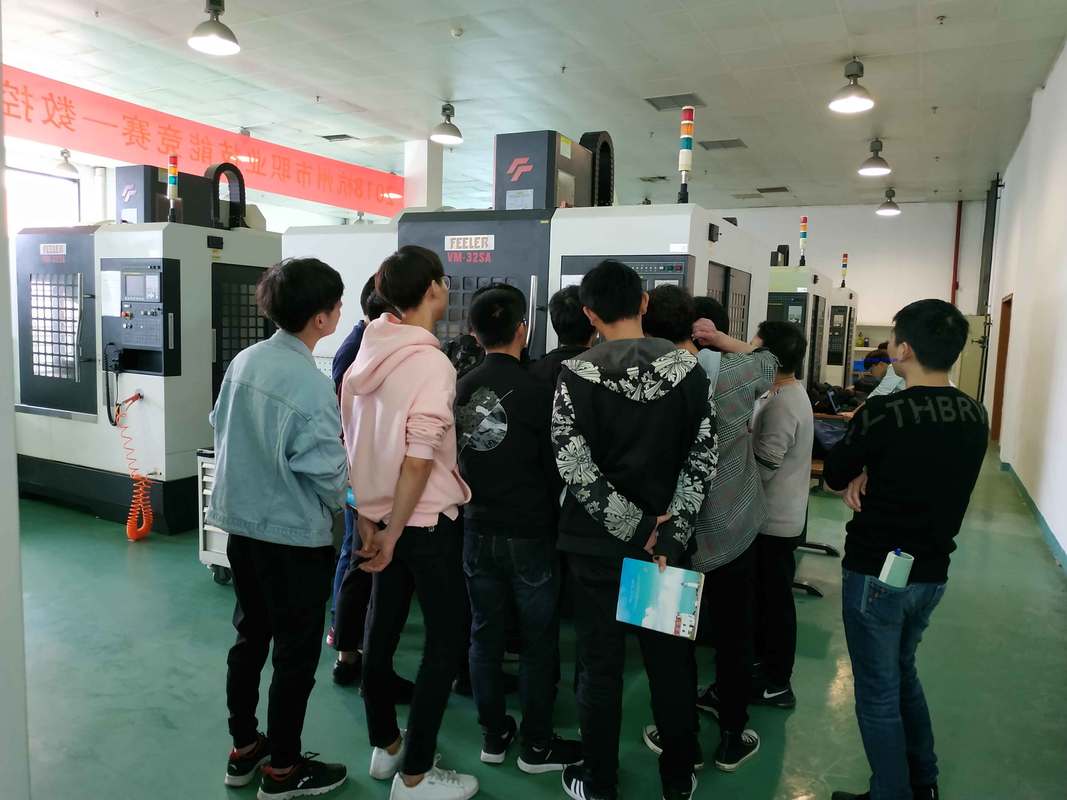 数控铣床厂家客户培训现场操作教学