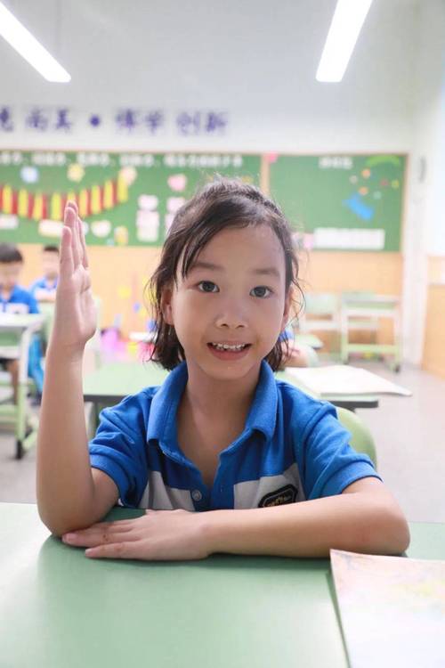 小学一年级课堂孩子举手发言