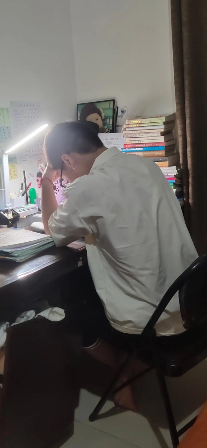 孩子写作业发呆的监控画面截图