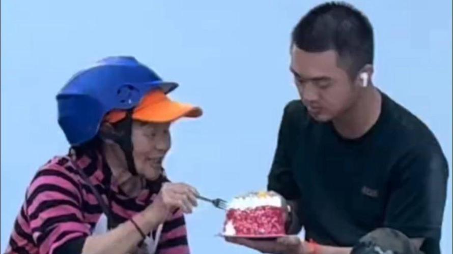 妈妈陪输了比赛哭的孩子吃蛋糕聊天场景