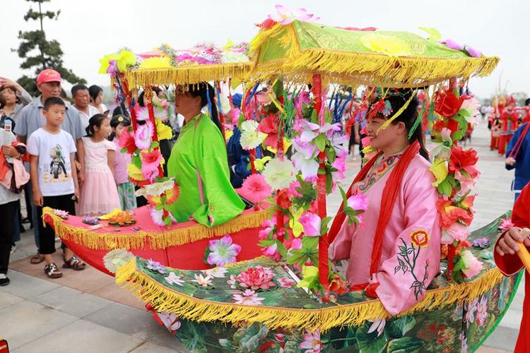 南漳武安镇漳河岸边舞旱船蚌壳演出现场
