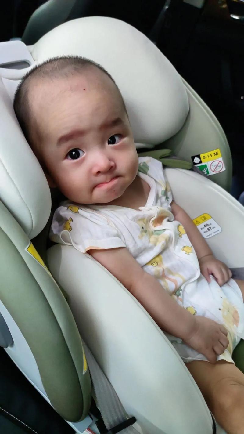 婴儿坐安全座椅哭闹表情实拍