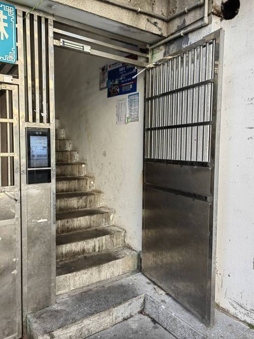 小区损坏失灵单元门禁实拍图