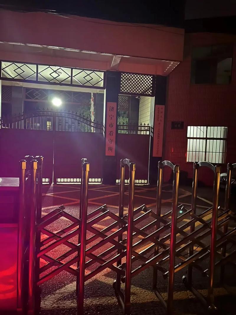 看守所律师会见室门口排队场景