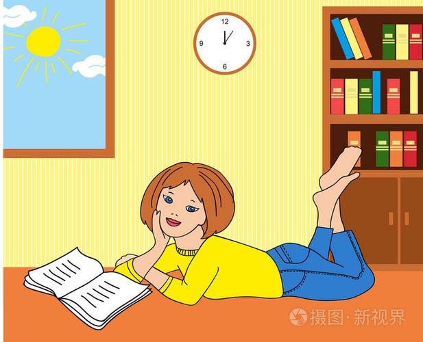 孩子趴在客厅地板上翻漫画书实景