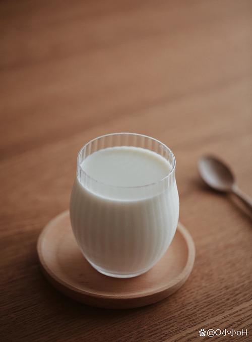 脆响落进热奶茶杯里